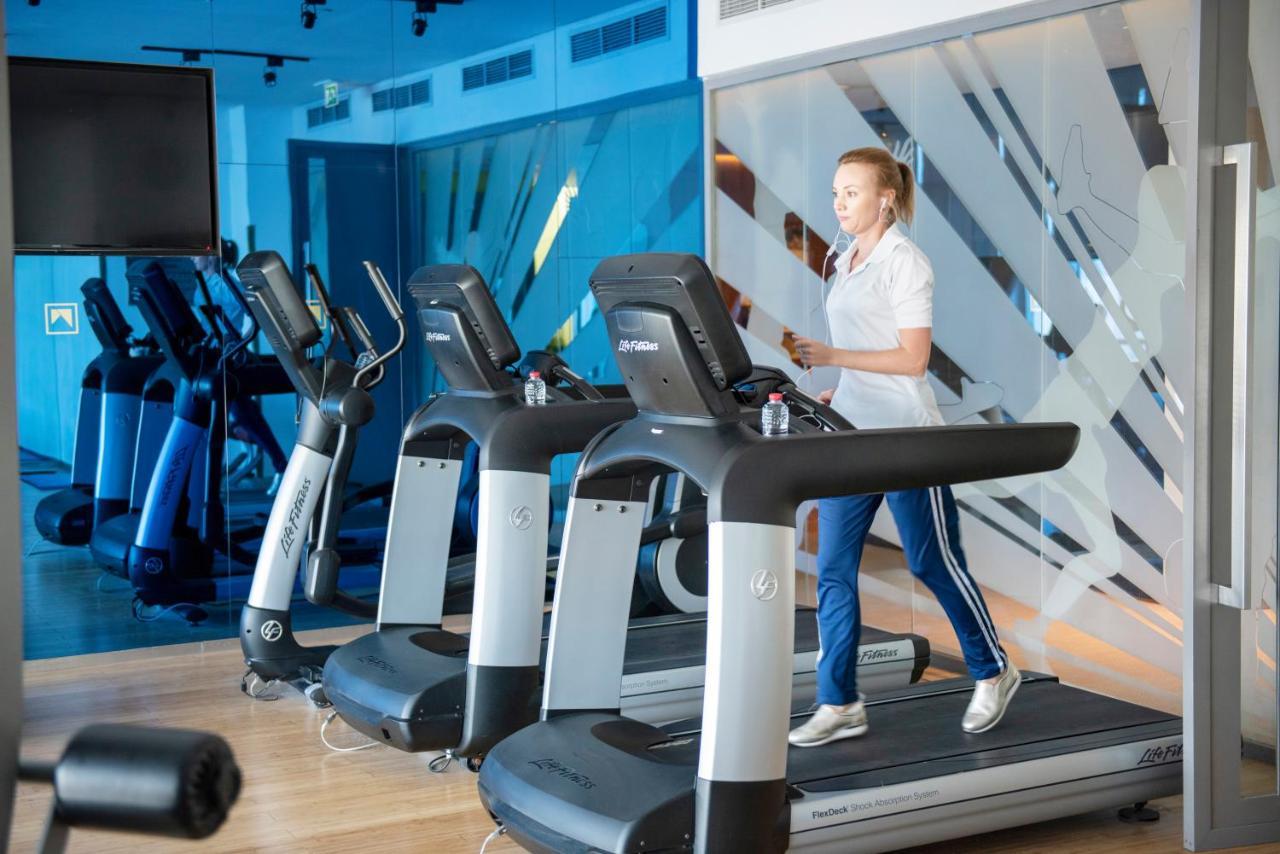 ザ アクト ホテル シャールジャ シャルジャ エクステリア 写真 A treadmill