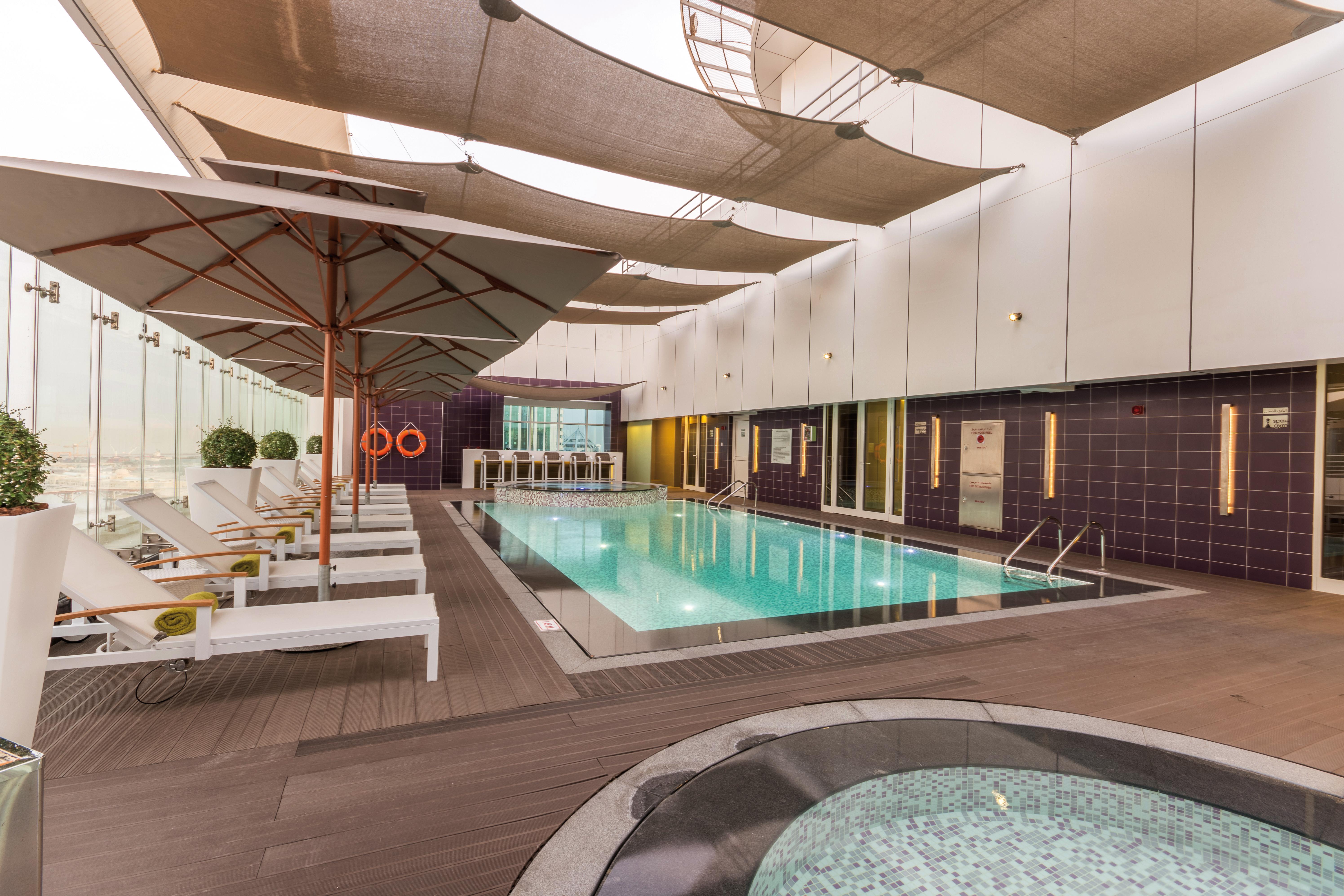 ザ アクト ホテル シャールジャ シャルジャ 設備 写真 The swimming pool at the 100th floor