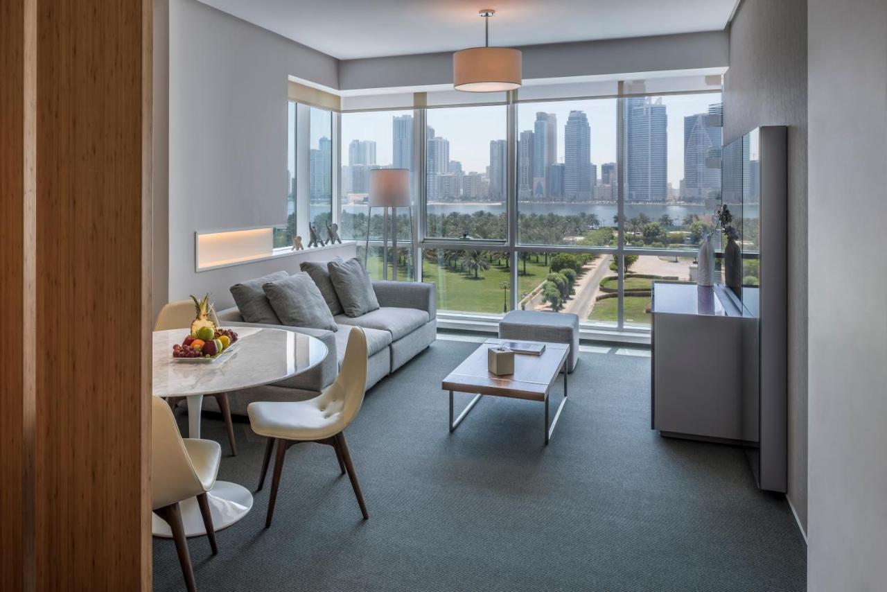 ザ アクト ホテル シャールジャ シャルジャ 部屋 写真 A living room at The Standard East Village