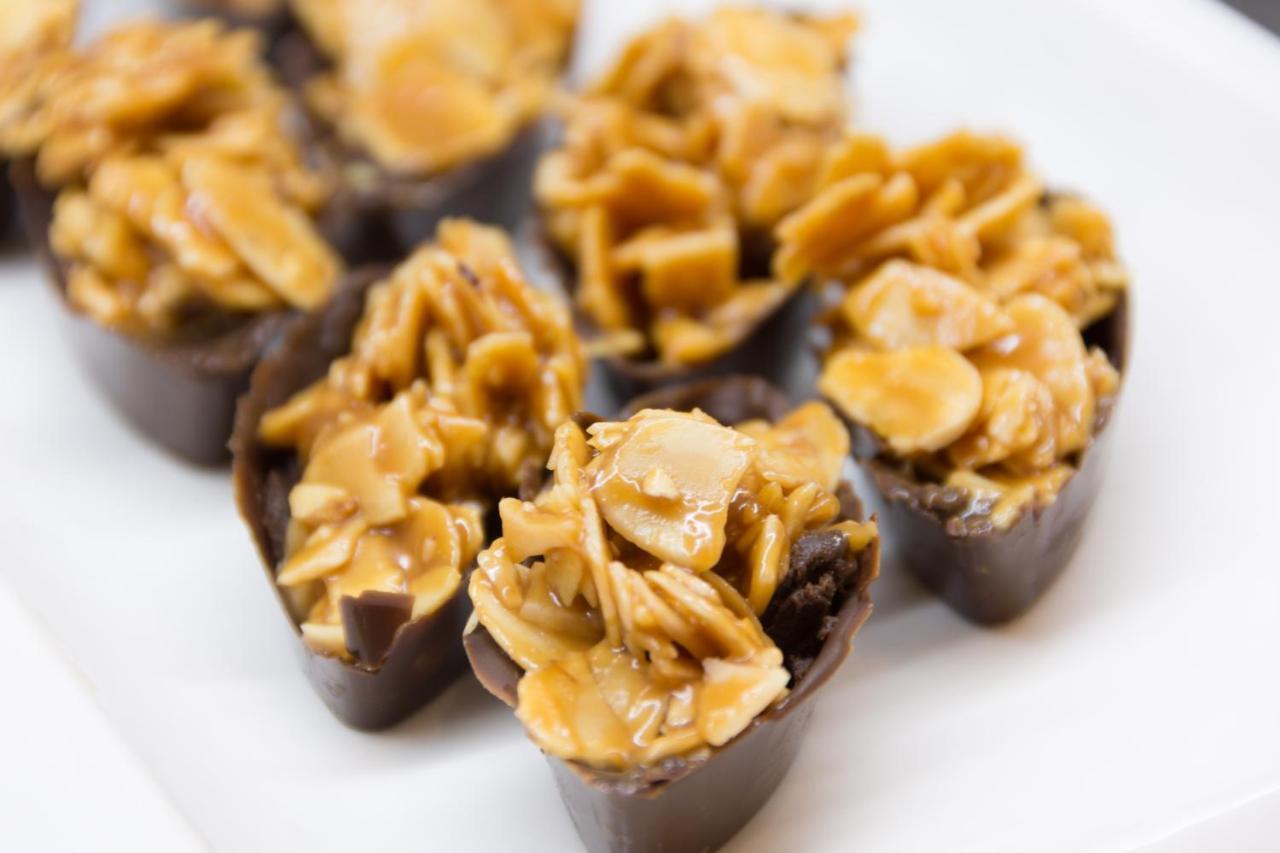 ザ アクト ホテル シャールジャ シャルジャ エクステリア 写真 Peanut brittle in chocolate