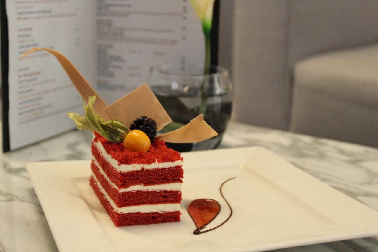 ザ アクト ホテル シャールジャ シャルジャ エクステリア 写真 A red velvet cake