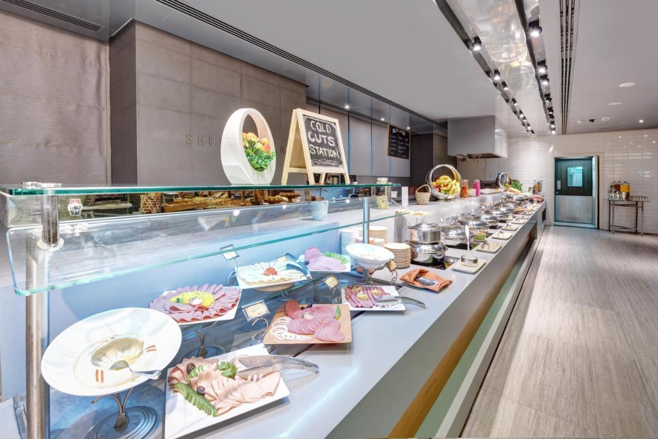 ザ アクト ホテル シャールジャ シャルジャ エクステリア 写真 A buffet at a hotel
